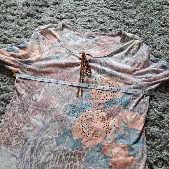 One world | Pink Rose colorful cropped sleeve shirt with rhinestones - Picture 10 of 12